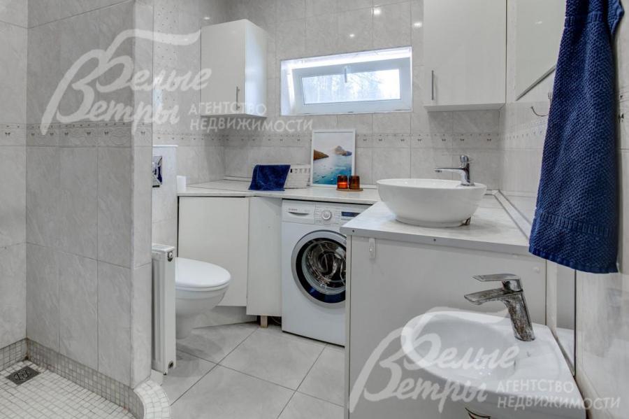 Санузел с душем на 1-ом этаже. 