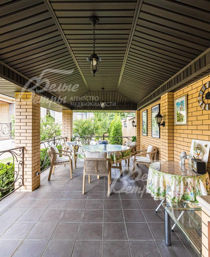 Крытая зона барбекю 28 кв.м в архитектурном стиле дома.