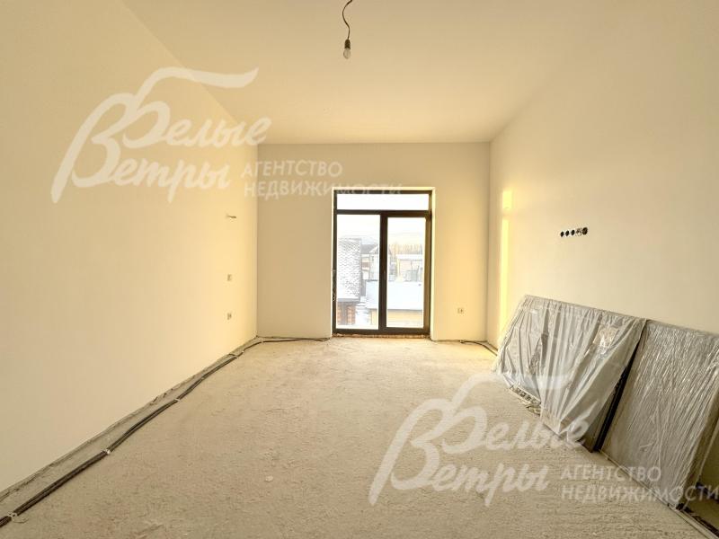 На втором этаже – 3 спальни, каждая с выходом на балкон