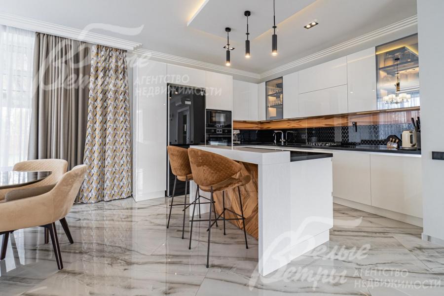 Зона кухни с выходом на летнюю террасу