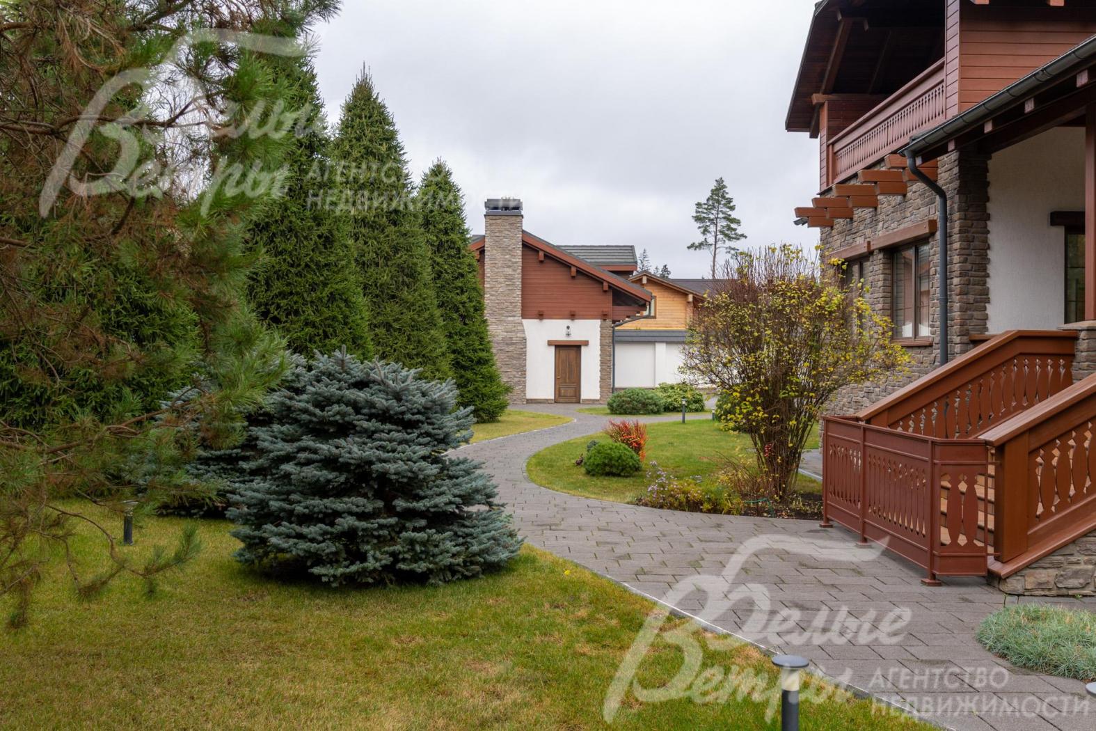 У многих деревьев и кустарников сформированы кроны – за всеми зелёными насаждениями вёлся тщательный уход