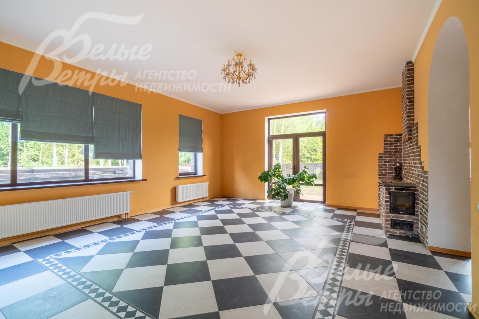 В столовой обустроена печная зона для приготовления пищи