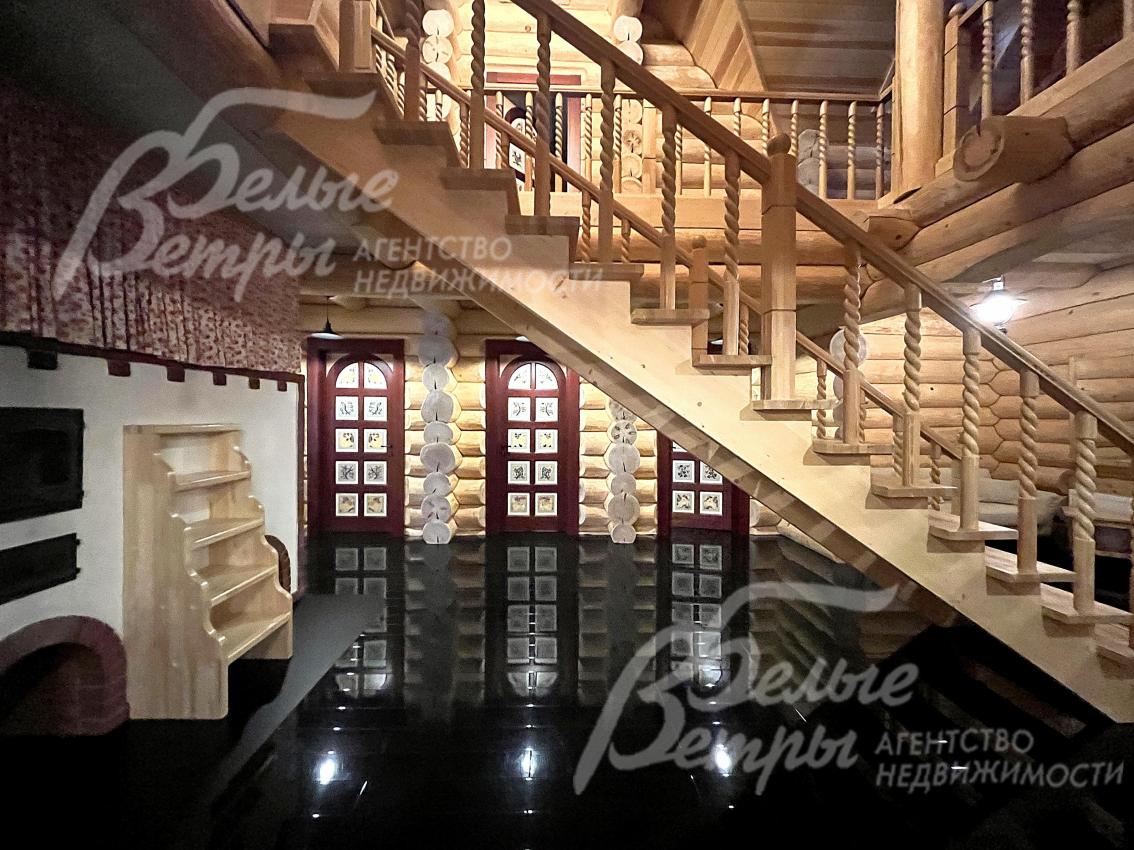 Межкомнатные двери из массива трех сортов дерева (орех, бук и дуб мореный) украшены авторской художественной росписью