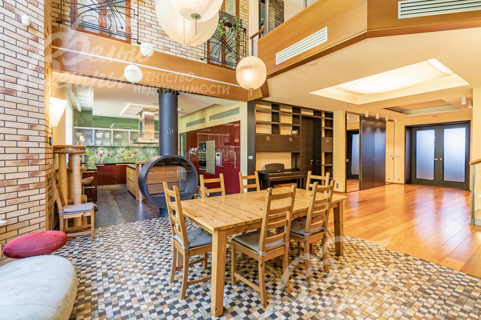 Зона столовой 21.6 кв.м со вторым светом