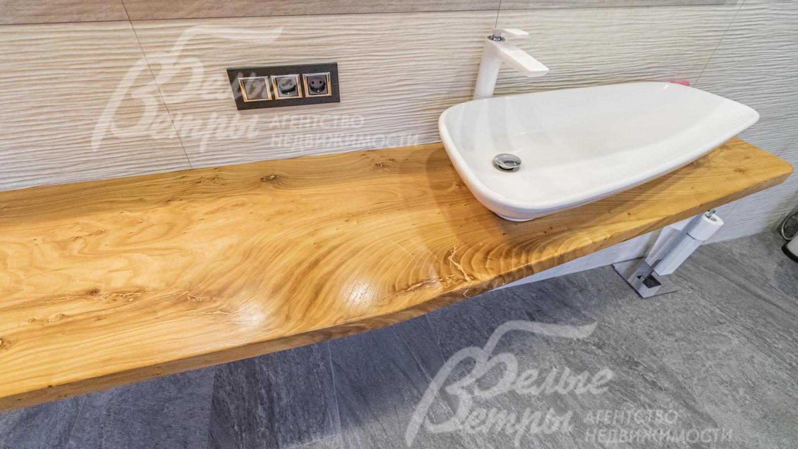 Столешницы в санузле на 1 этаже и мастер-спальне выполнены из дерева (карагач)