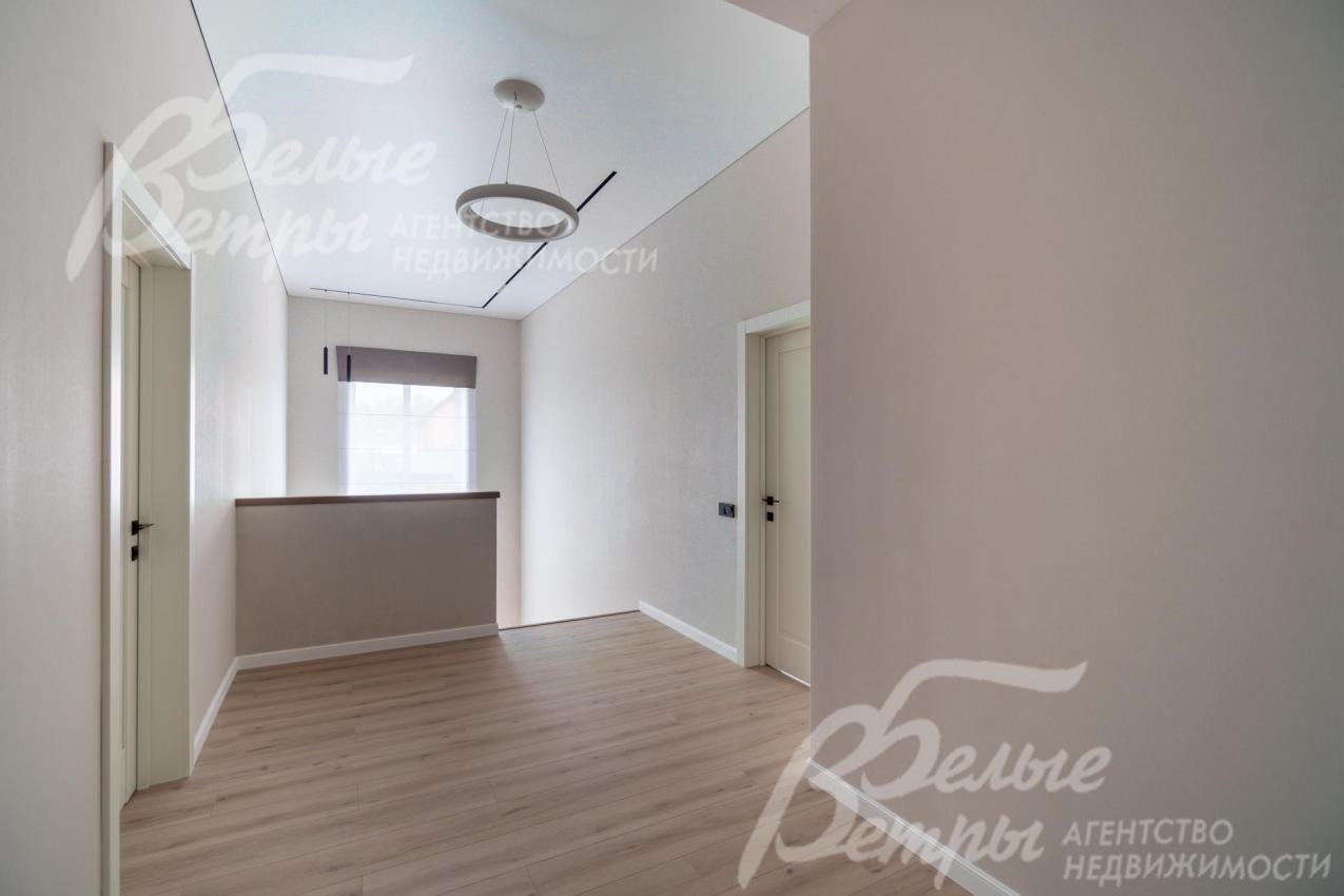 На первом этаже установлены межкомнатные двери серого цвета с чёрной фурнитурой, на втором – белые лакированные 