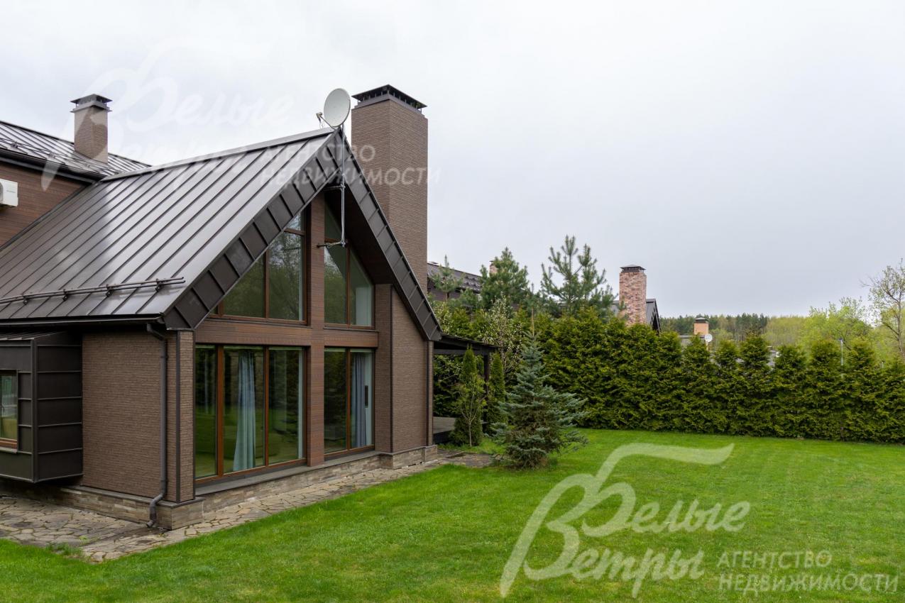 Стильный фасад с комбинированной облицовкой.