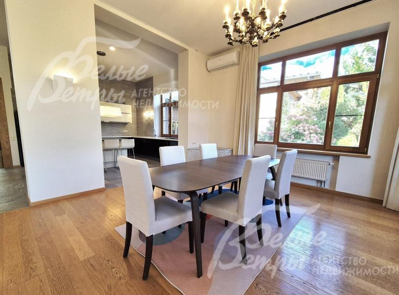 Дубовая доска на полу в столовой и гостиной.