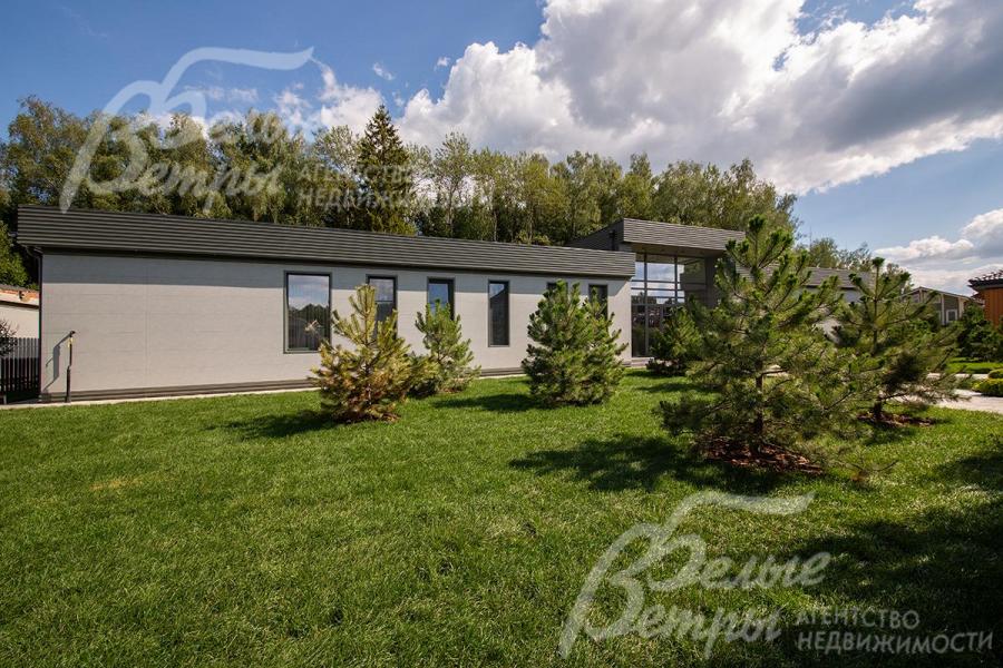 Дом стоит на зелёном облагороженном участке в одной из лучших локаций Новой Москвы