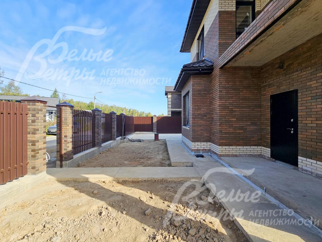 Ограждение по фасадной части участка - забор на кирпичных столбах в стиле дома с откатными воротами