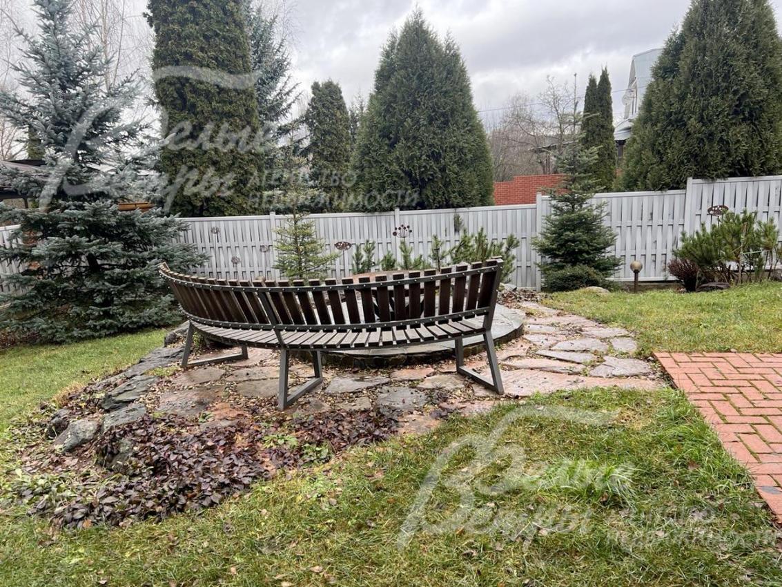 На участке есть уютная зона отдыха — костровая площадка с чашей для костра, грилем и веерообразной скамьёй патио со спинкой