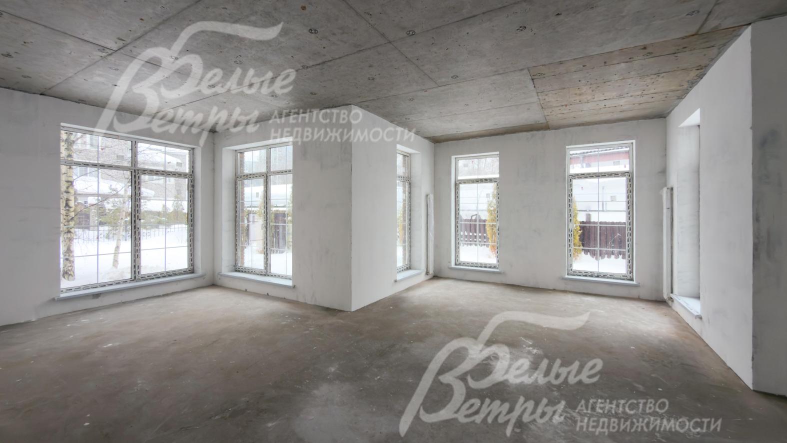 В доме установлены внутренние стены, окна, в том числе панорамные