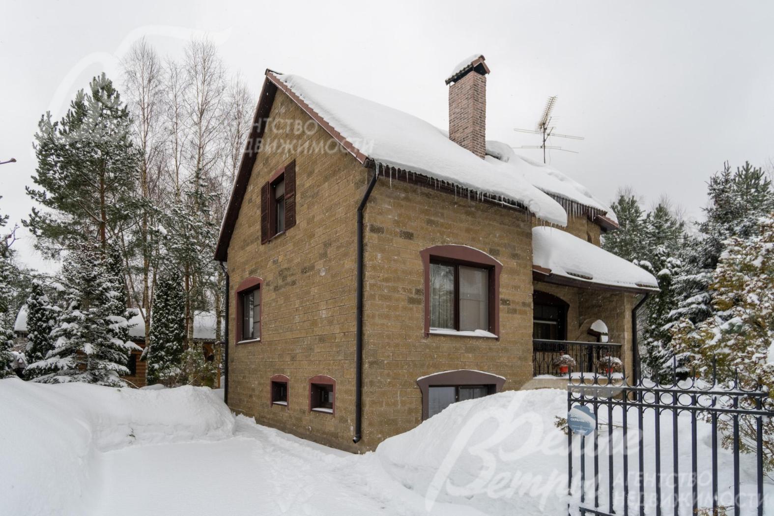 Дом состоит из двух объемов, построен из кирпича