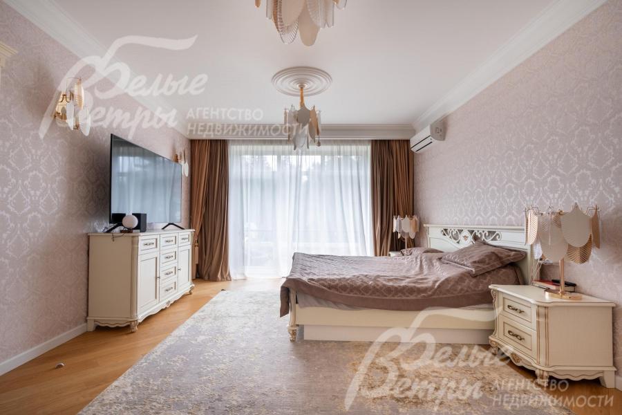 Мастер-спальня - с большим окном и выходом на балкон, полностью укомплектована мебелью