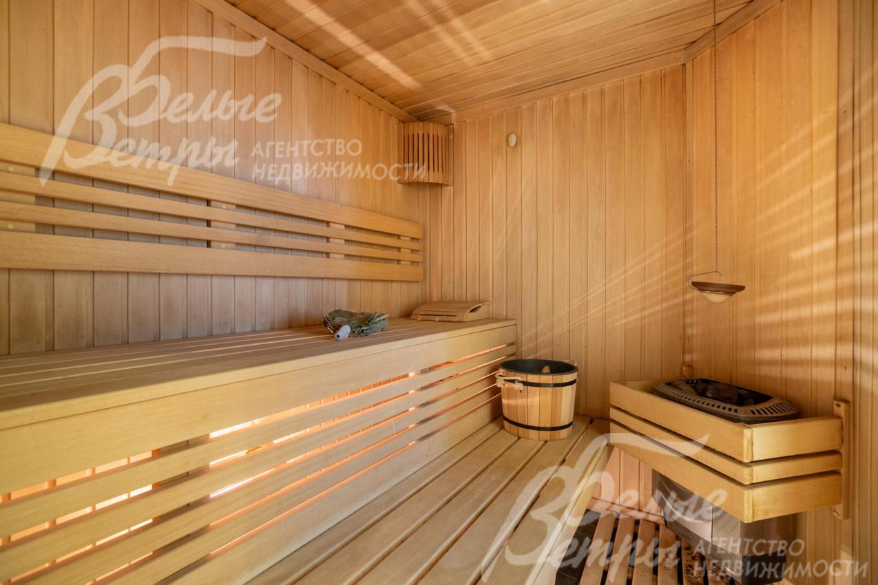 Парная отделана абашем, в ней установлена печь HARVIA