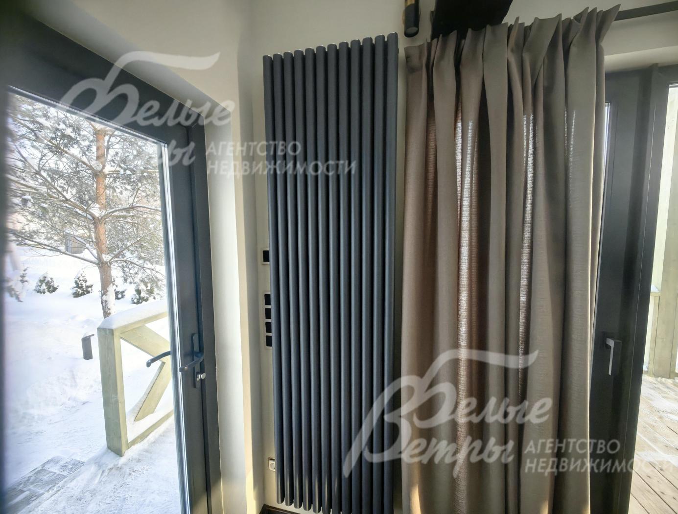 Стильный вертикальный радиатор при входе