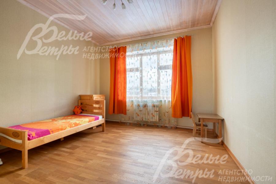 Одна из детских спален на втором этаже с детским столиком