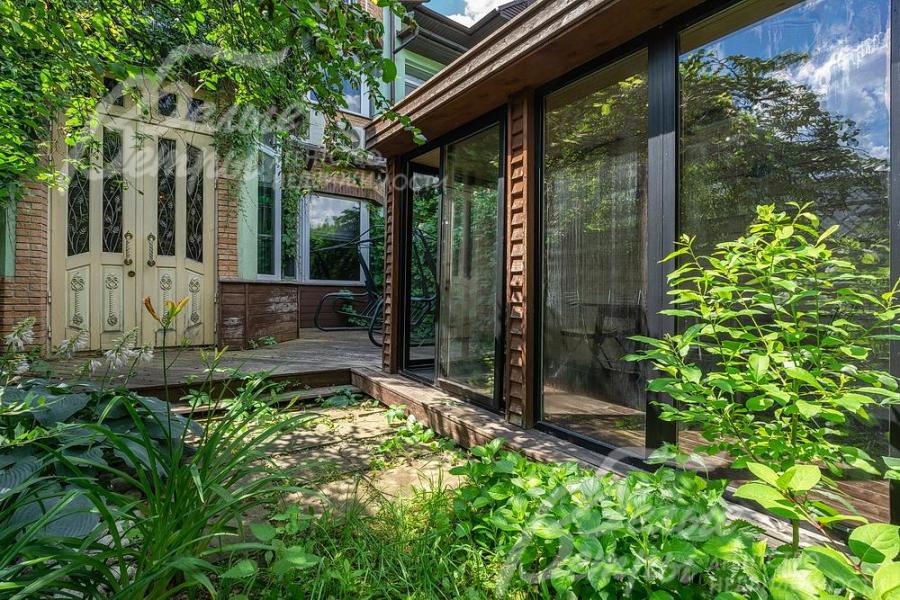 Застекленная веранда на участке.