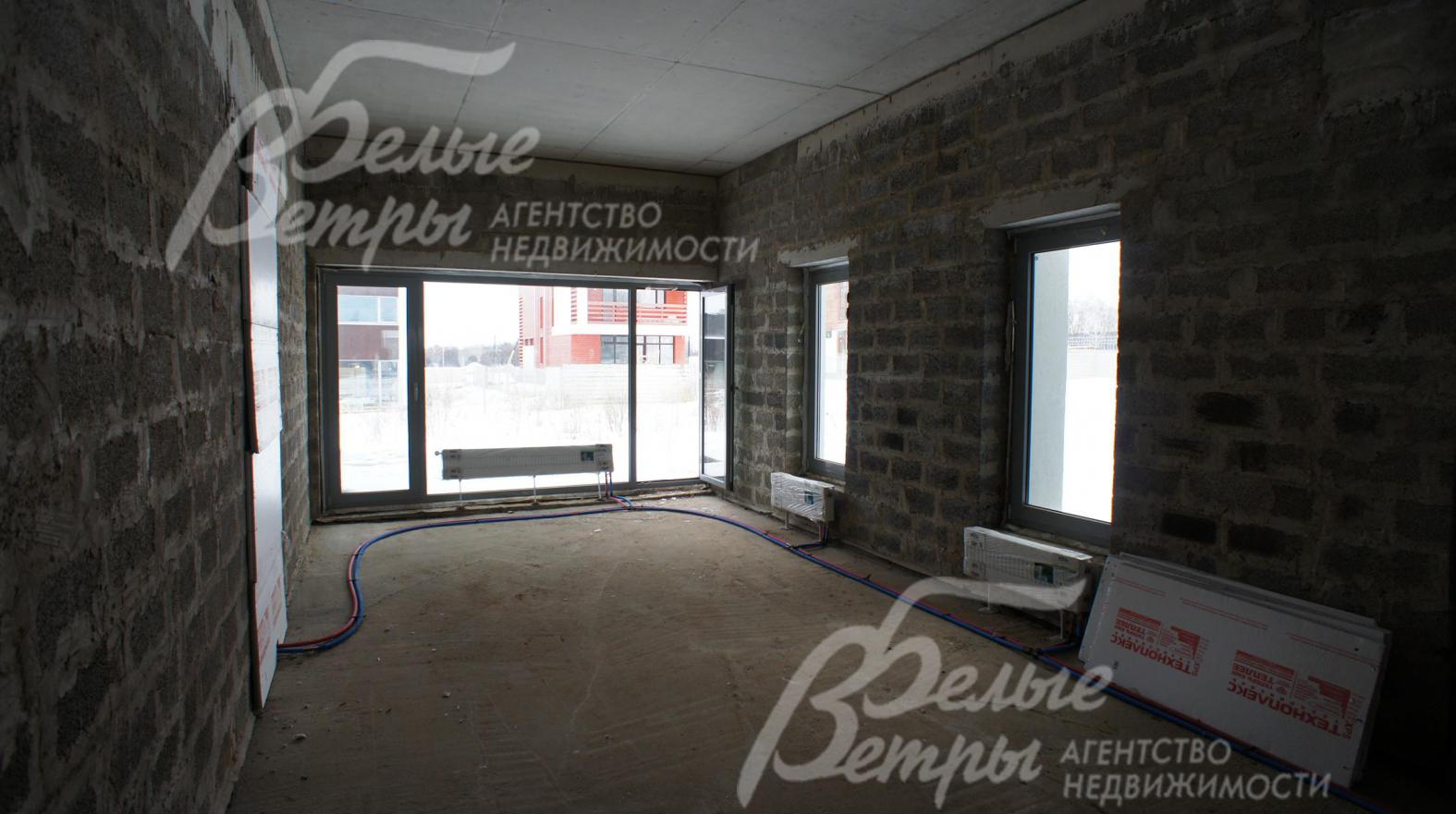 Гостиная с камином и выходом на террасу