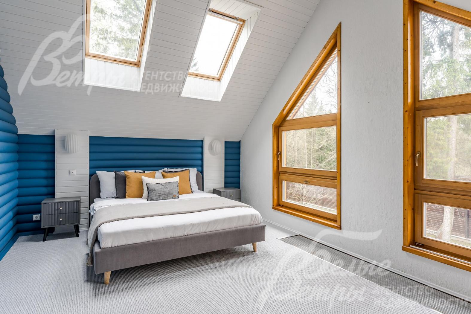 Спальня 19 кв.м на втором этаже: дополнительное освещение создают мансардные окна