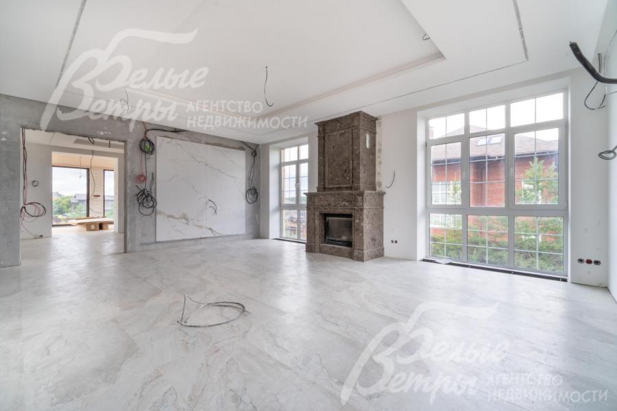 Из гостиной - вход в кухню-столовую через портал