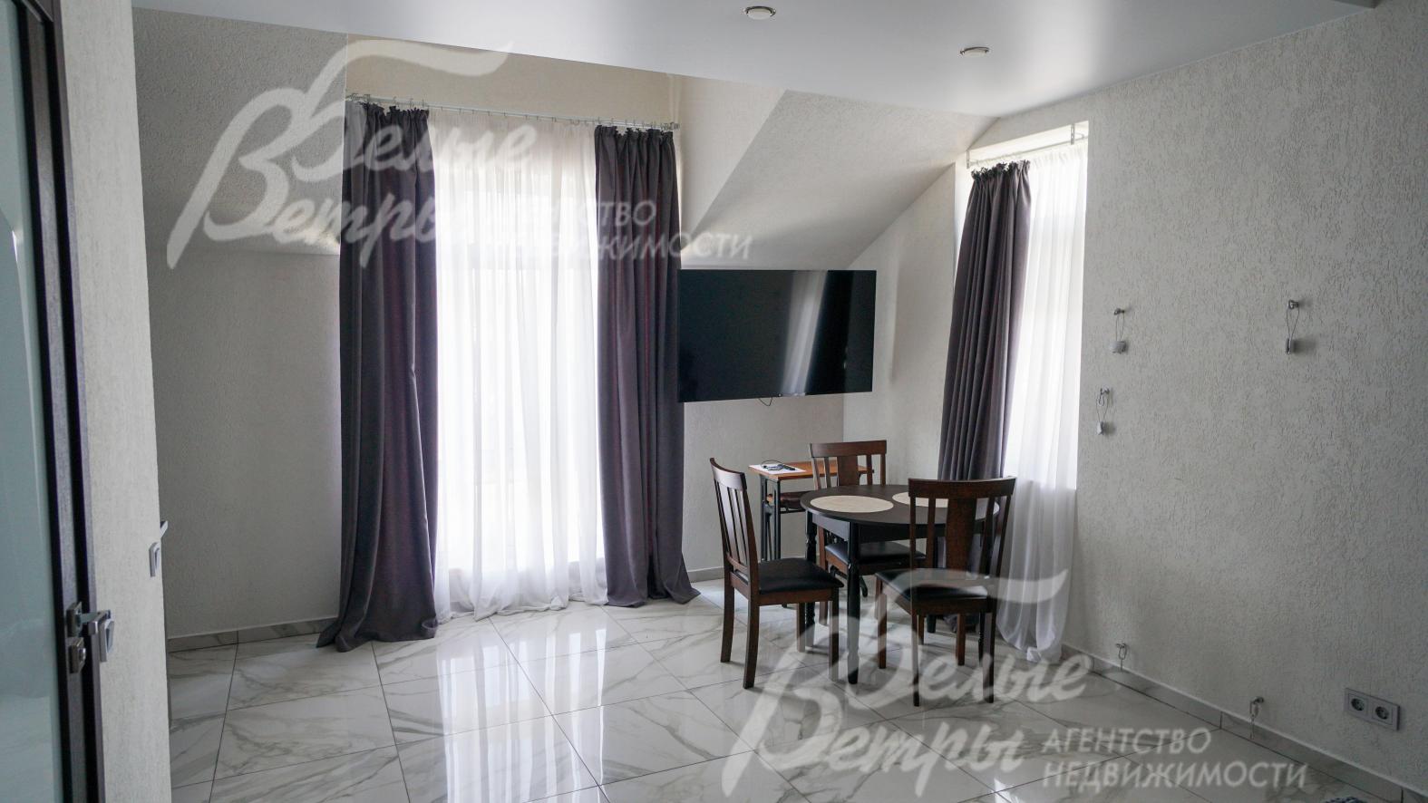 Одна из студий в доме с обеденной группой на 3 персоны и телевизором