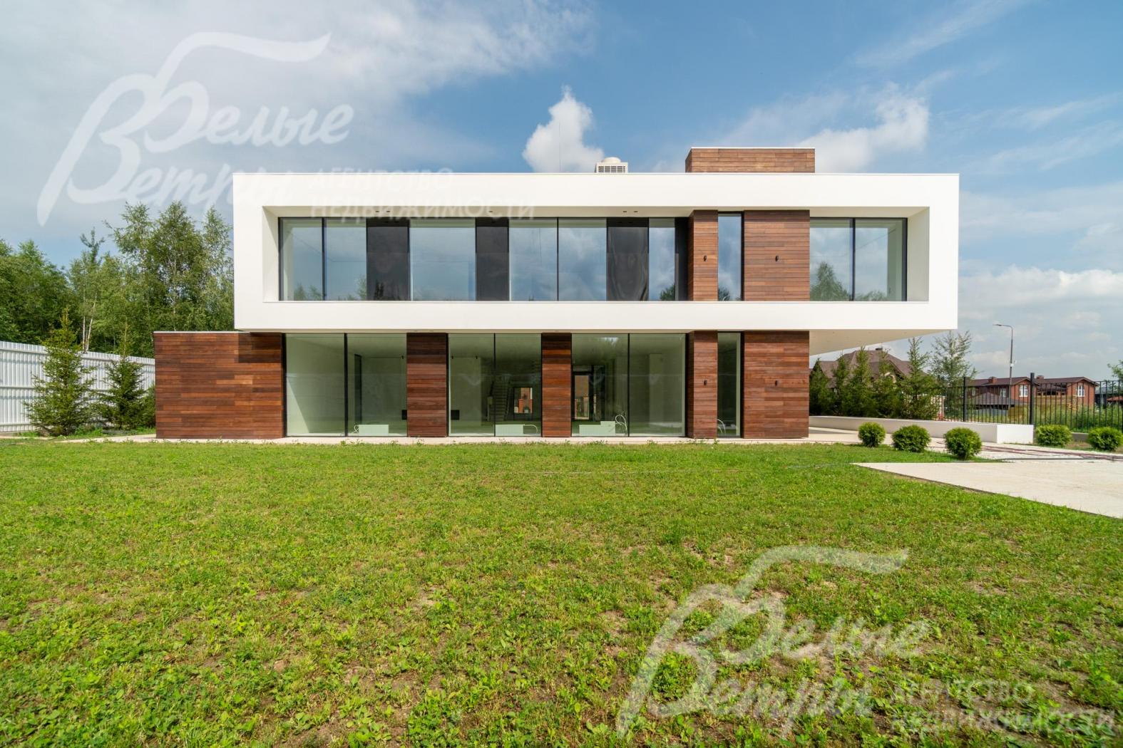 Участок выровнен, его форма - правильный квадрат