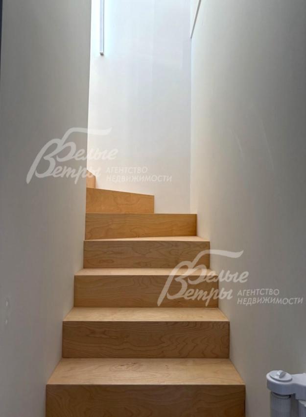 Лестница на металлокаркасе, обшита фанерой и покрыта матовым прозрачным лаком. 