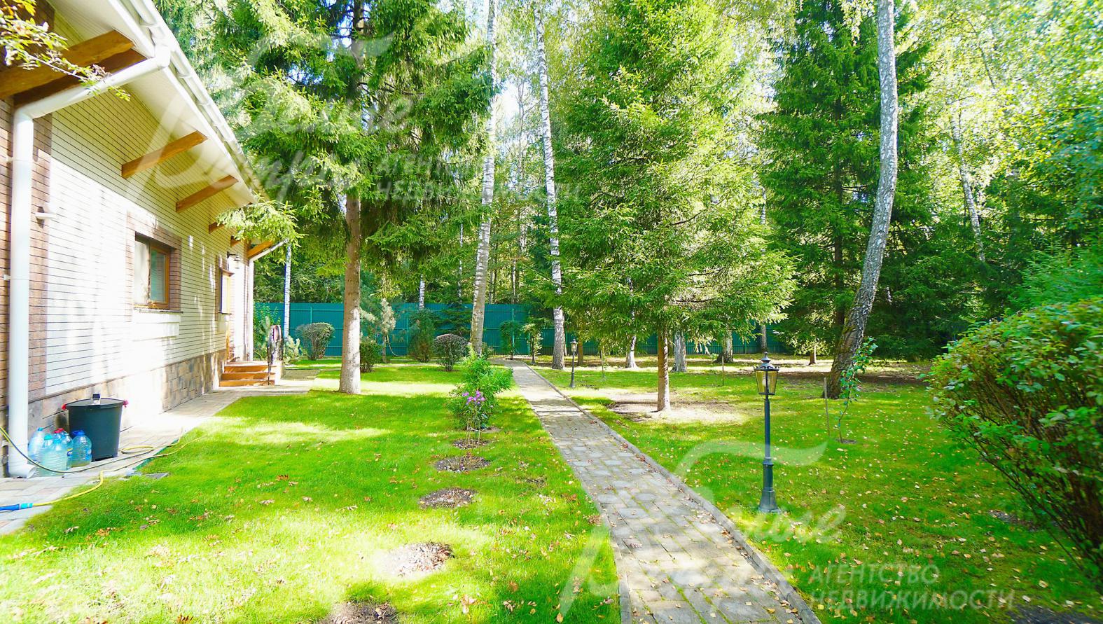 На участке дорожки, стоянка для 3-4 гостевых а/м