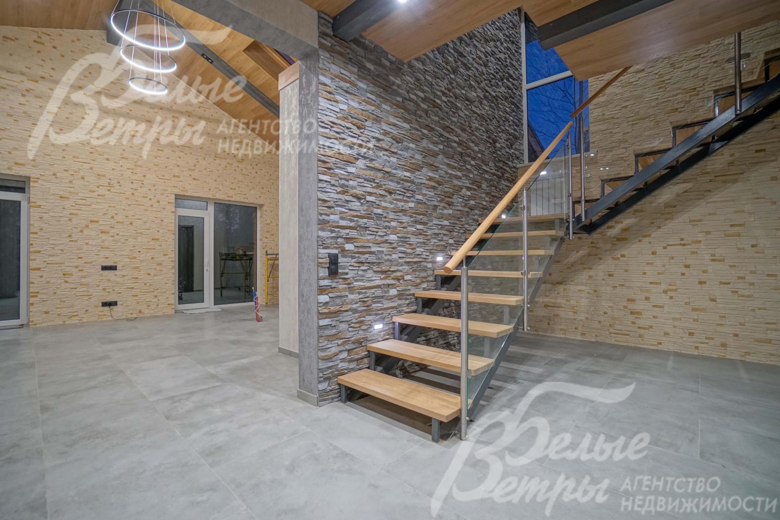 Лестница деревянная на металлическом каркасе со стеклянными перилами