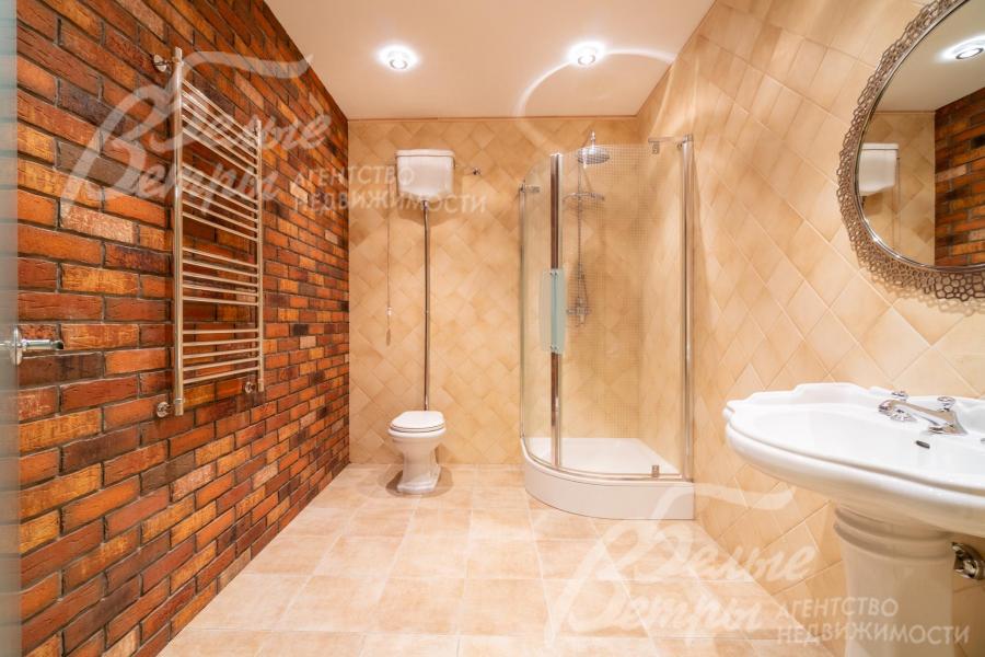 Санузел на цокольном этаже с душевой кабиной