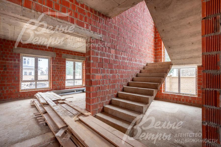 Смонтирована лестница на бетонном основании, ведущая на второй этаж