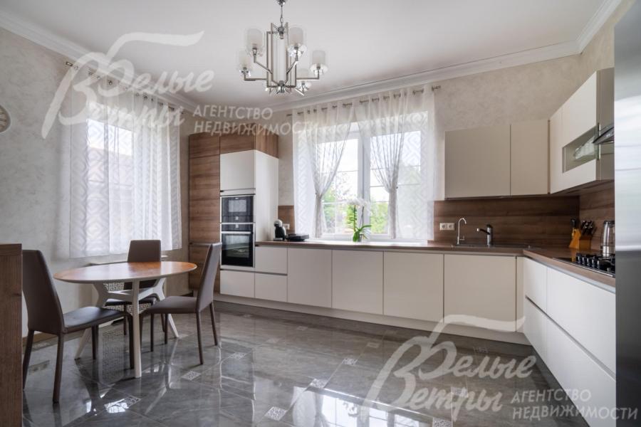На кухне - гарнитур от Nobilia (Германия), фасады из МДФ двух цветов.