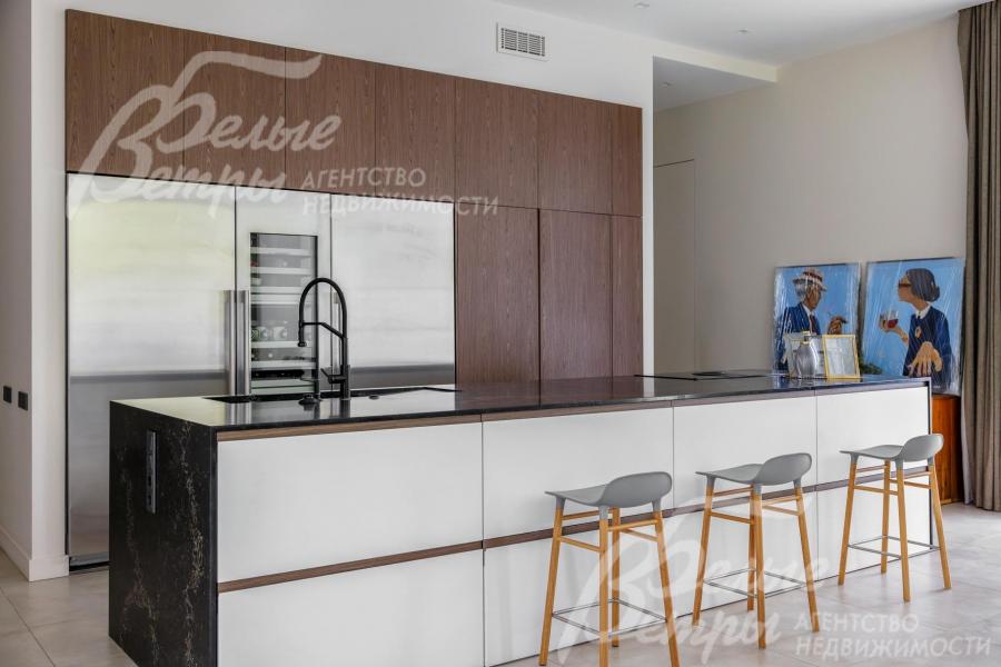 Кухонный гарнитур со встроенной техникой