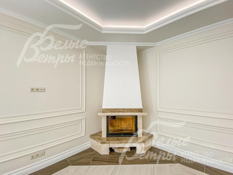 Камин отделан мрамором