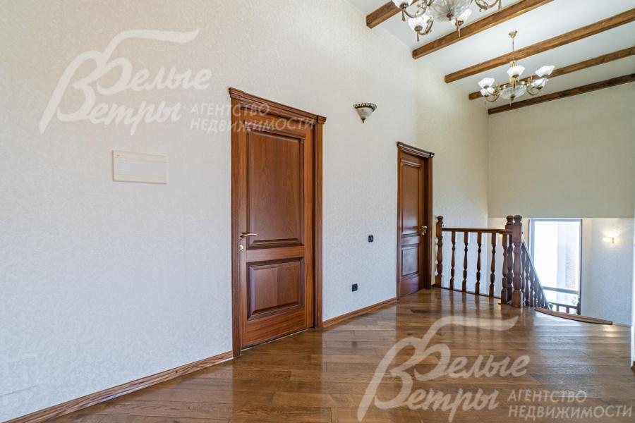 На мансарде на полу доска 