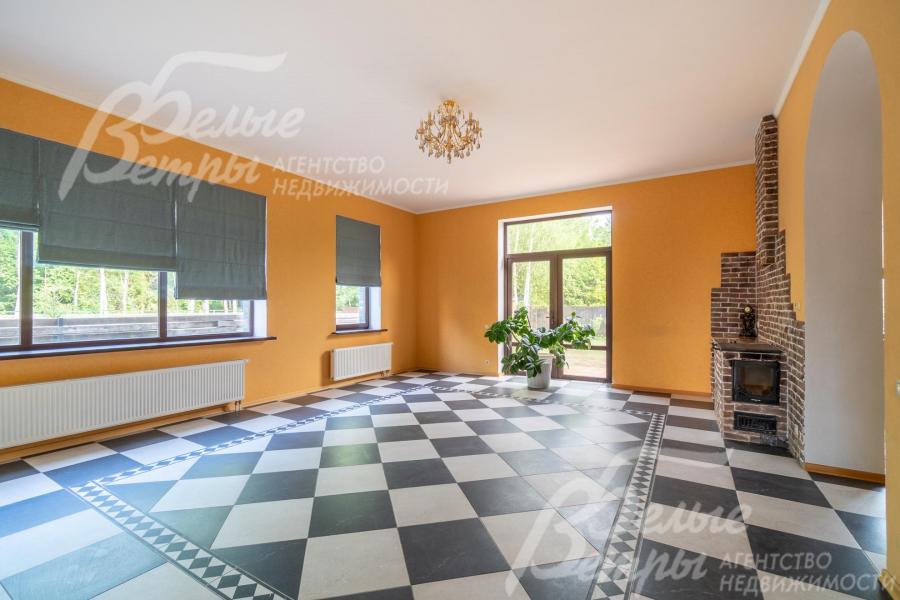 В столовой обустроена печная зона для приготовления пищи