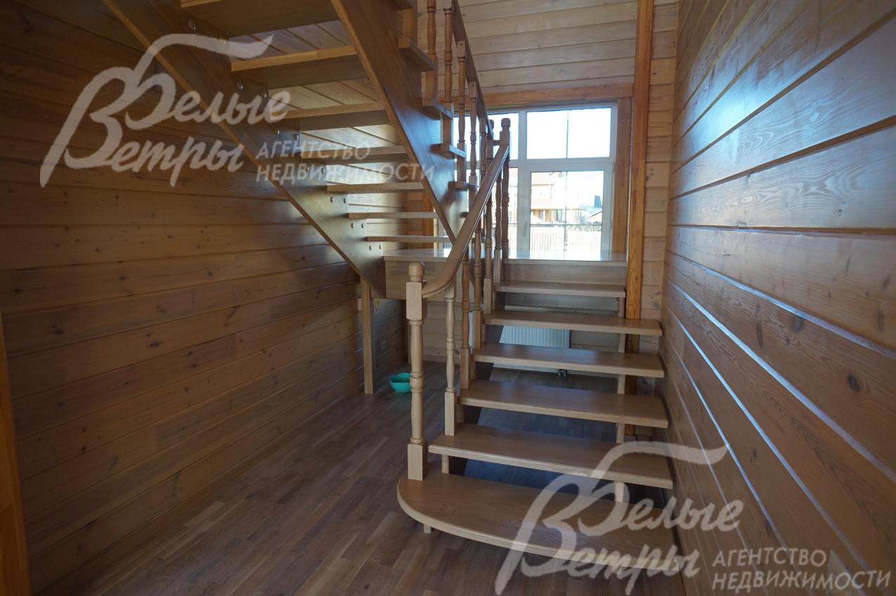 Широкая лестница из массива дуба.