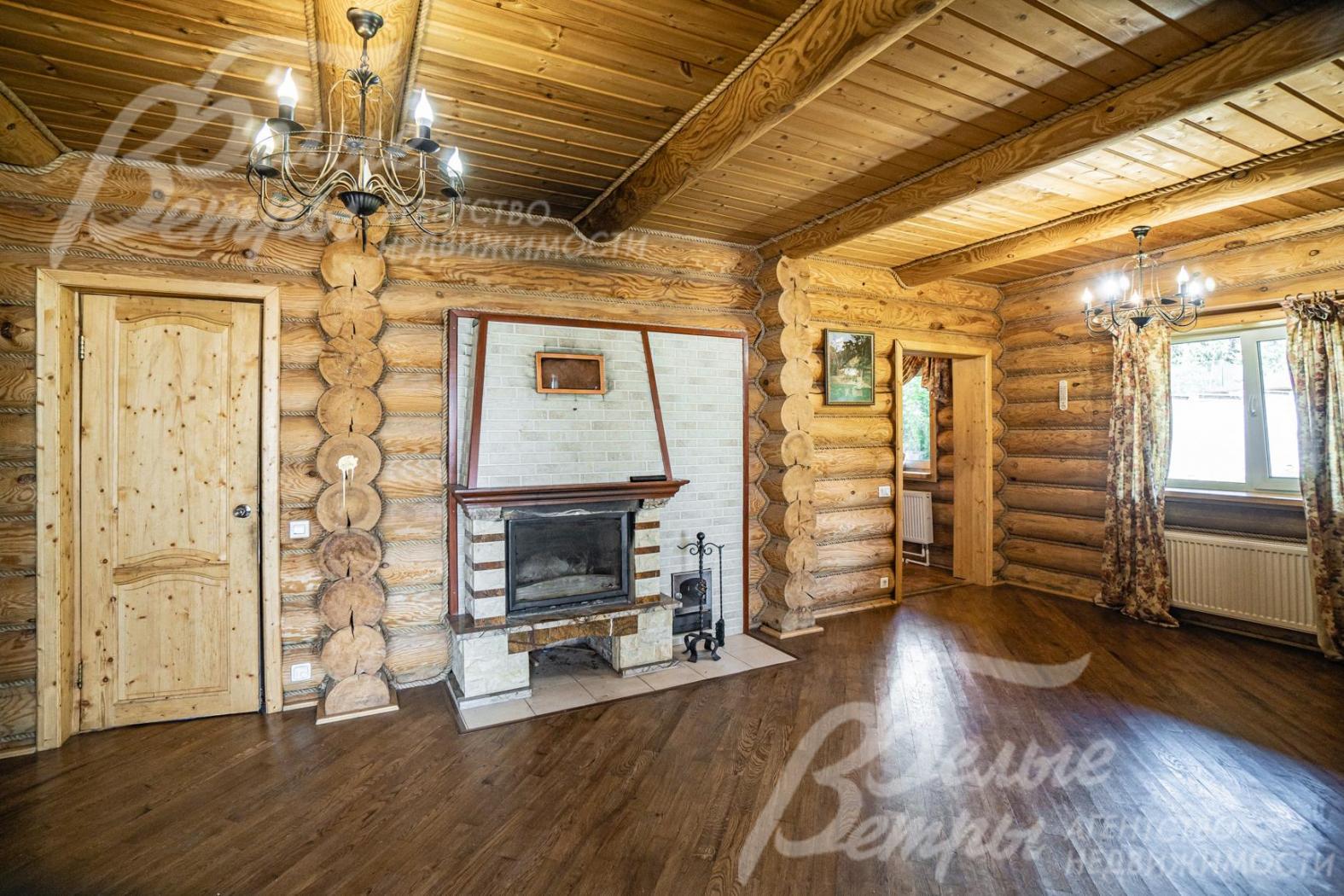 Холл с камином в доме