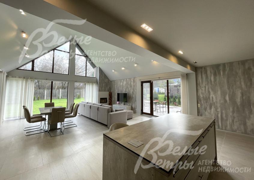 Остров разделяет зоны кухни и гостиной-столовой