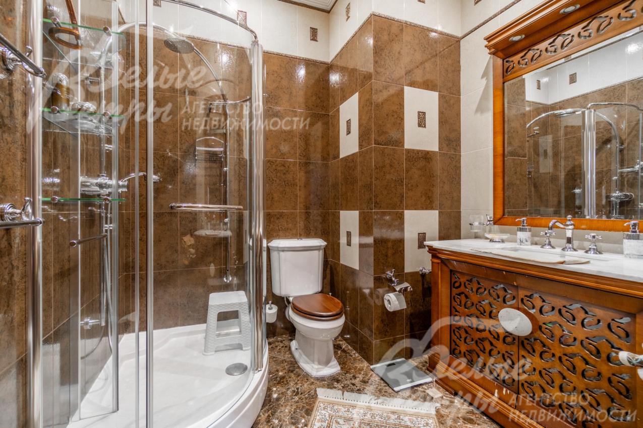 Санузел при спальне на первом этаже с душевой 