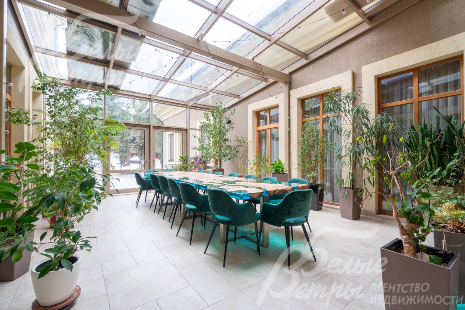 Закрытая теплая терраса с панорамной крышей