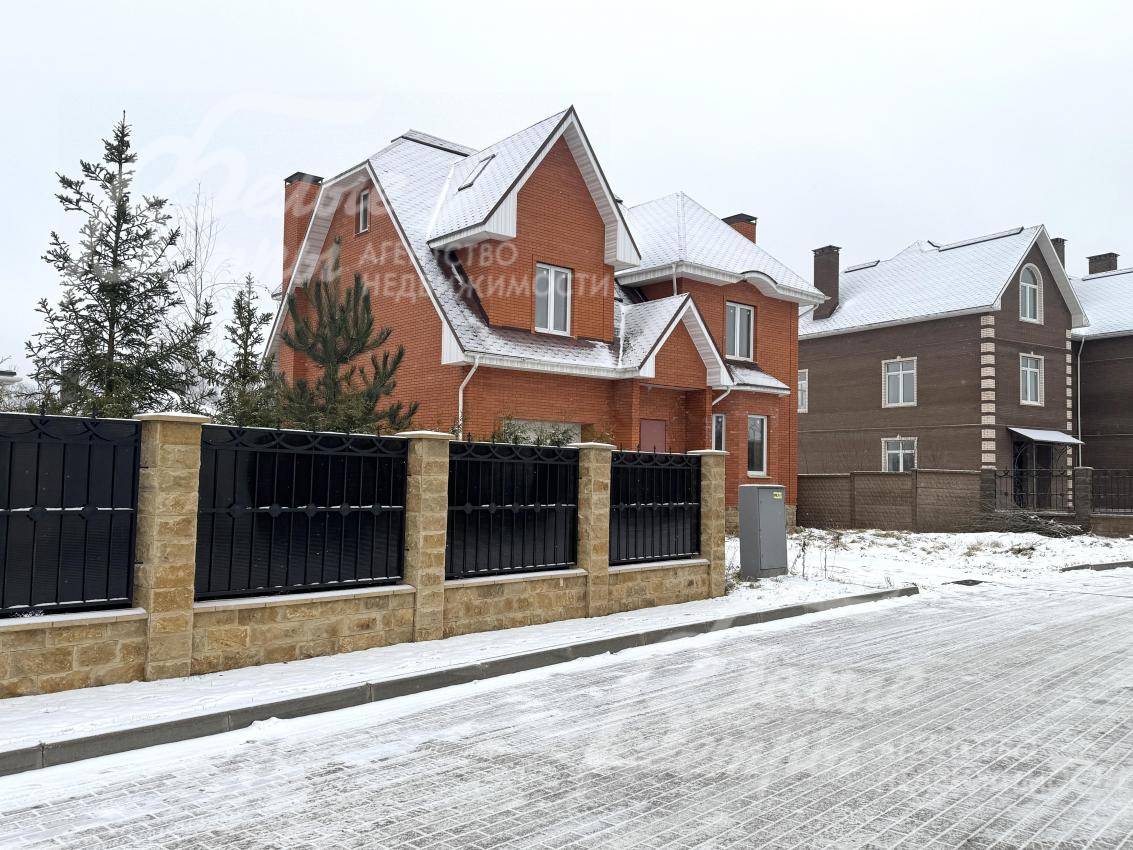 Участок находится в престижной локации в центре коттеджного посёлка: соседские дома уже построены, в 100 м — лес, а также благоустроенное озеро