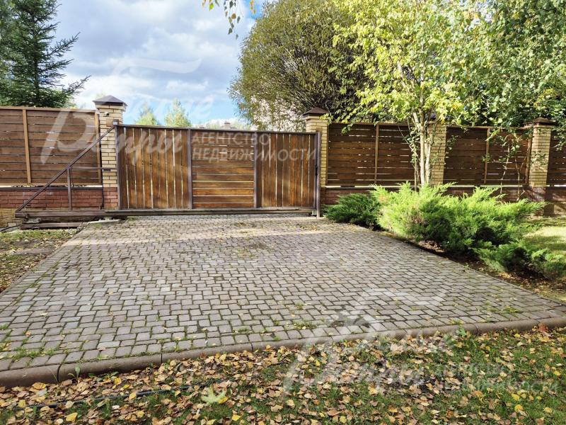 Два въезда на участок и мощенные парковки.