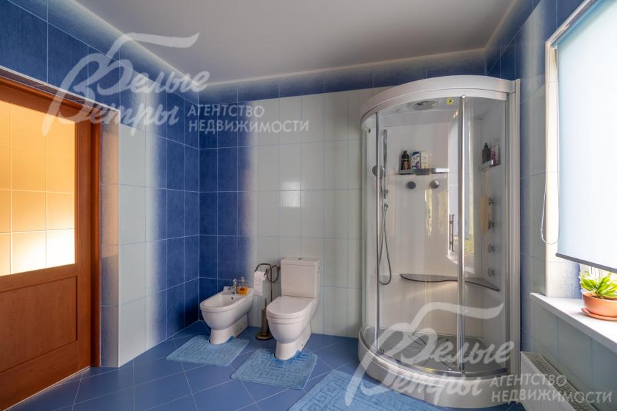 Санузел на втором этаже с душевой, биде, окном