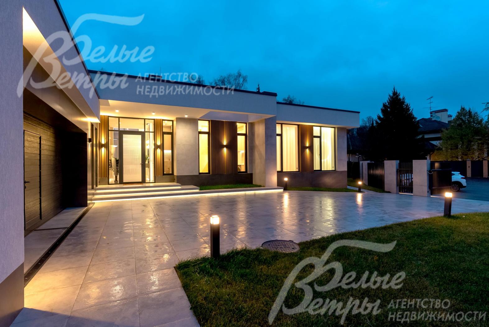 Благодаря панорамному остеклению и подсветке дом будто парит в воздухе