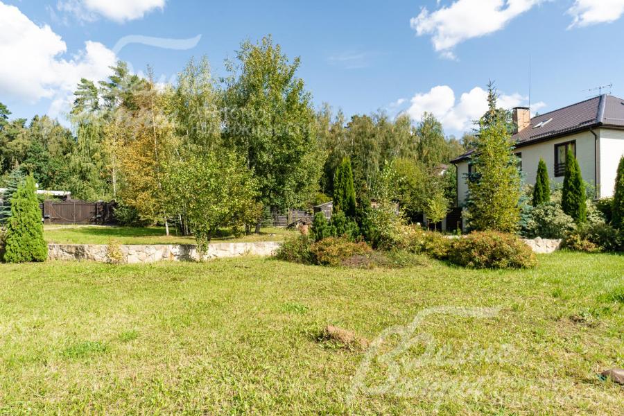 Выполнена опорная бетонная стенка.