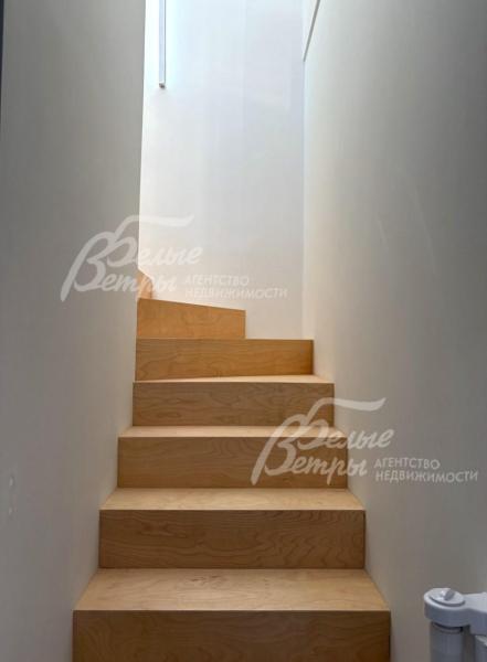 Лестница на металлокаркасе, обшита фанерой и покрыта матовым прозрачным лаком. 