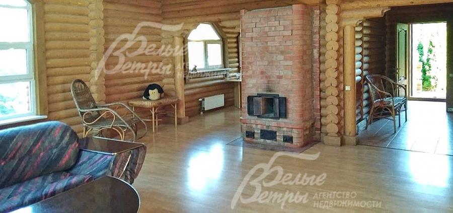 В доме много света