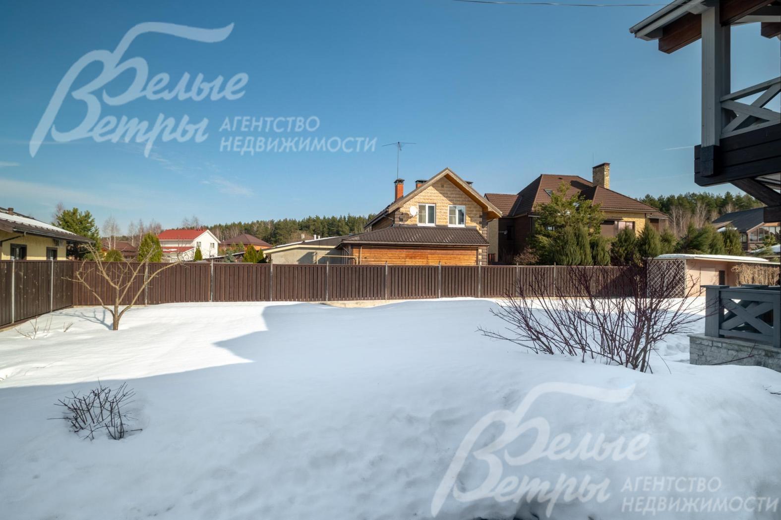 На участке высажено множество молодых деревьев, в том числе плодовые деревья из Мичуринского питомника — сливы, яблони, груши, а также смородина разных сортов и крыжовник